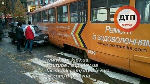 В Киеве сошел с рельс трамвай: опубликованы фото