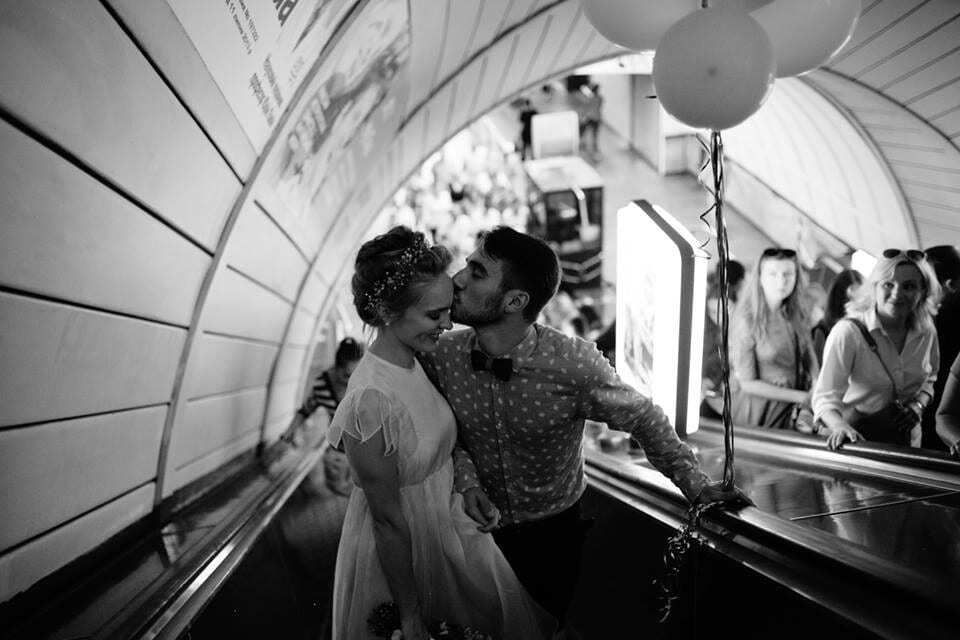 В киевском метро молодожены устроили фотосессию: опубликованы фото 