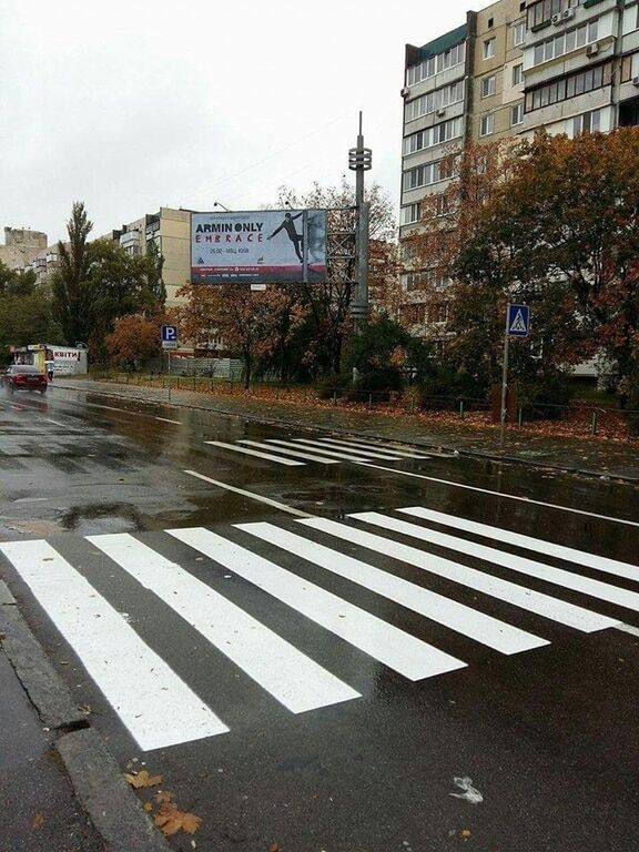 Тест для пешеходов: фото странной киевской "зебры" взорвало соцсеть