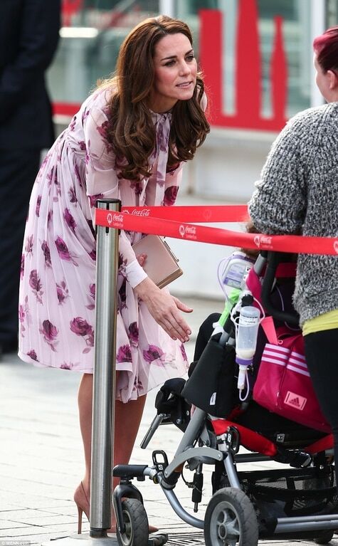 Кейт Миддлтон в нежном розовом платье поддержала День психического здоровья в Лондоне