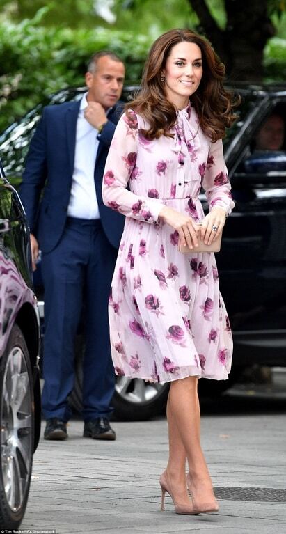 Кейт Миддлтон в нежном розовом платье поддержала День психического здоровья в Лондоне