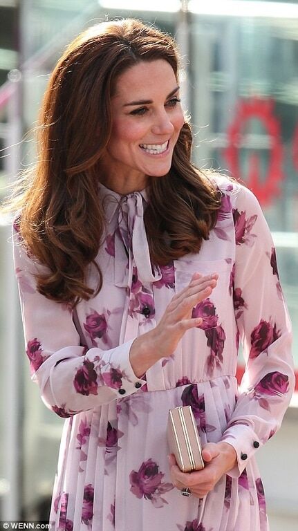 Кейт Миддлтон в нежном розовом платье поддержала День психического здоровья в Лондоне