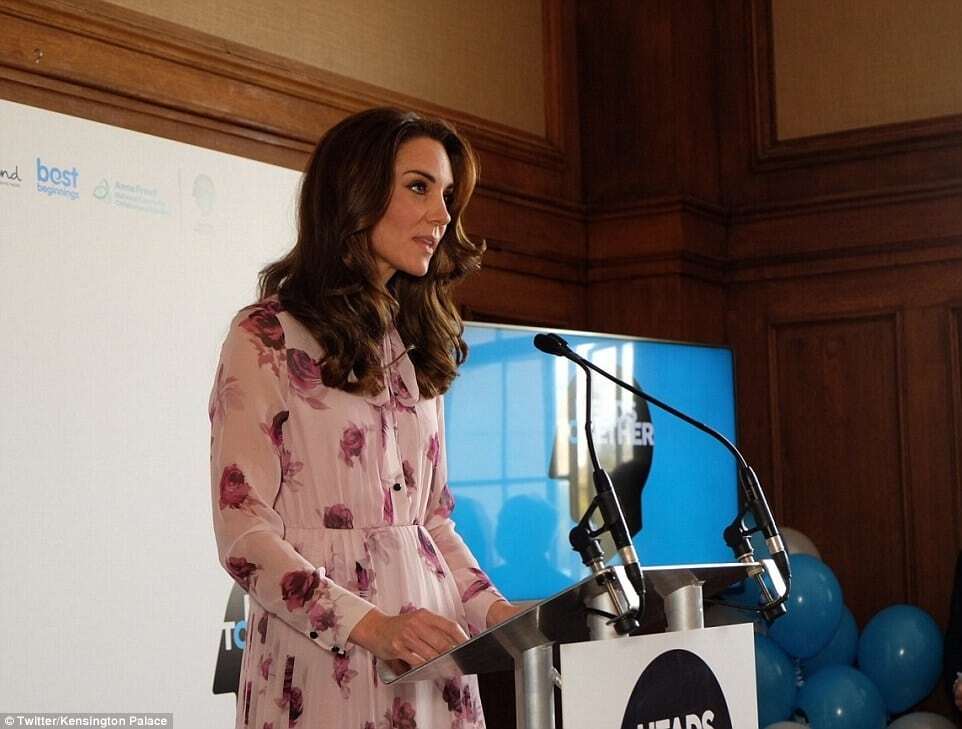 Кейт Миддлтон в нежном розовом платье поддержала День психического здоровья в Лондоне