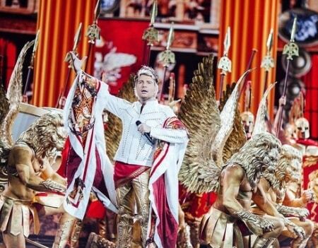 Золотой трэш: Повалий в образе Клеопатры выступила с Басковым в Кремле