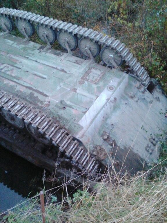 Під Львовом знайшли перевернуту гусеницями догори БМП: примчала поліція