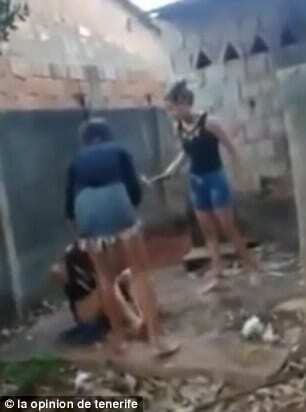 Использовали палку и мачете: в Бразилии задержали школьниц, которые пытались убить девочку. Опубликованы фото, видео