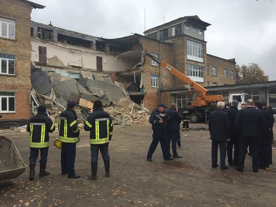 В Василькове рухнули три этажа школы: спасатели разбирают завалы