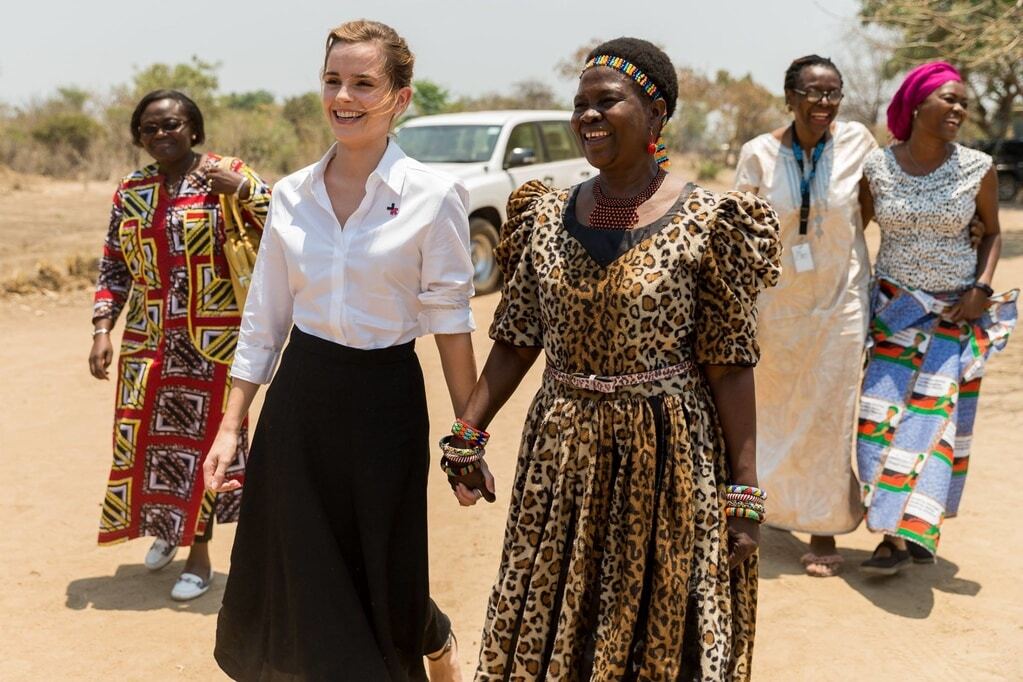 Откровенные разговоры и танцы: Эмма Уотсон встретилась с Терезой Качиндамото в Африке. Фоторепортаж 