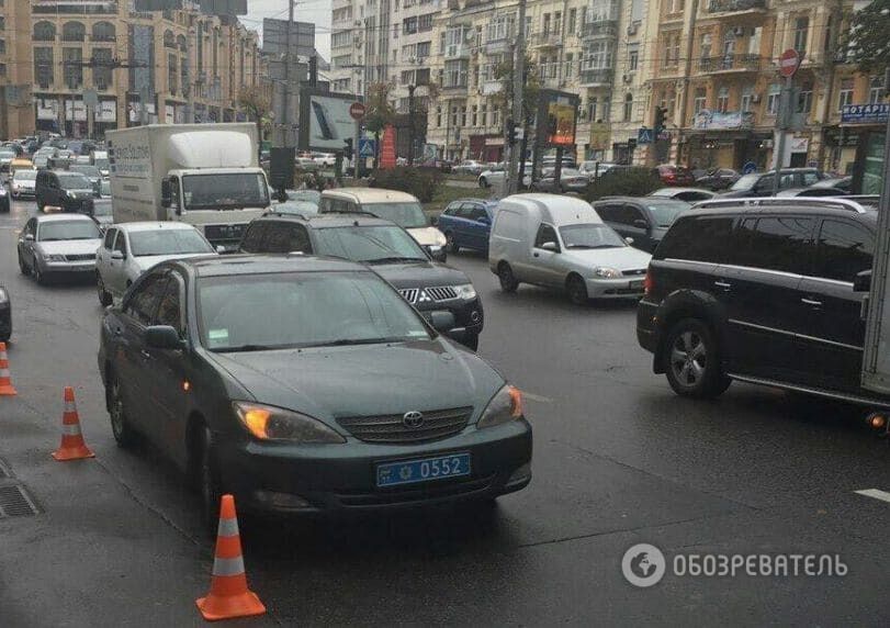 Герой парковки: автомобиль полиции перекрыл полосу движения в Киеве. Опубликованы фото