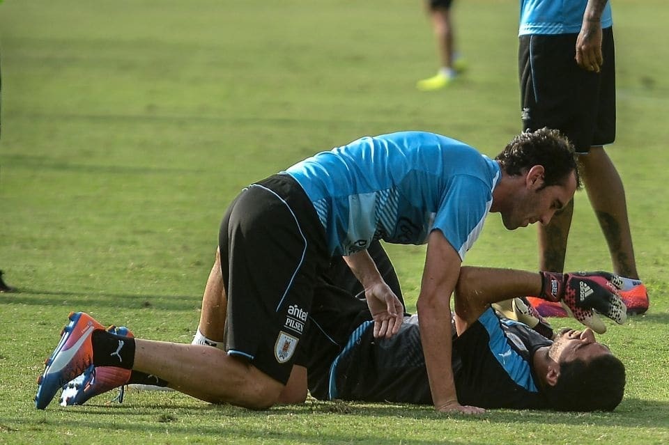 Допрыгался: звезда "Барселоны" получил нелепую травму на тренировке - курьезные фото