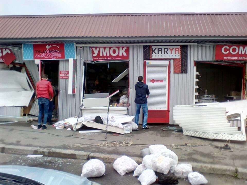 У Києві вночі розгромили понад 30 кіосків
