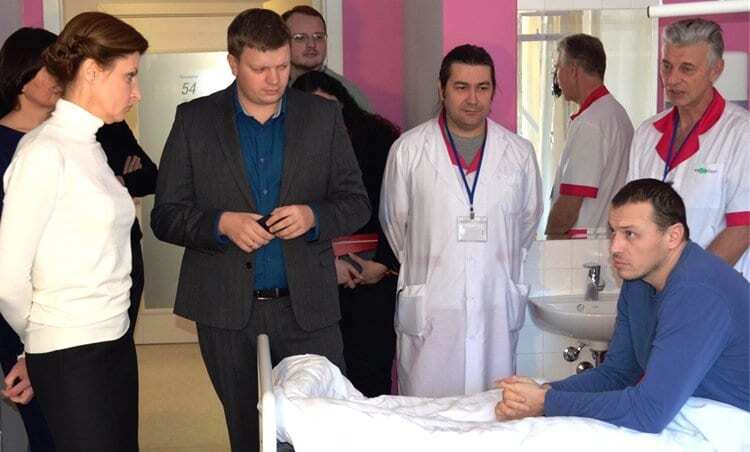 Українські лікарі-біотехнологи відновили колінний суглоб бійцю Нацгвардії