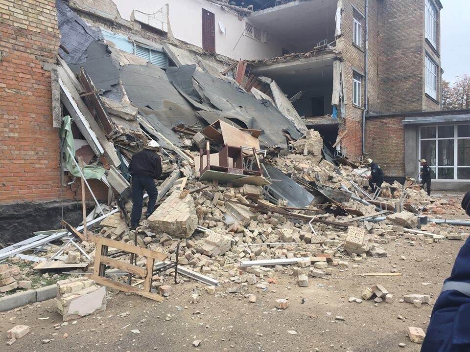 В Василькове рухнули три этажа школы: спасатели разбирают завалы
