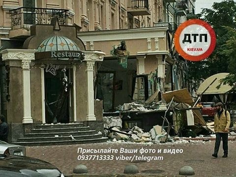 У центрі Києва знесли прибудову ресторану