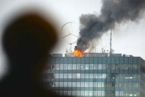 В Берлине произошел пожар в офисе Mercedes Benz: опубликованы фото и видео
