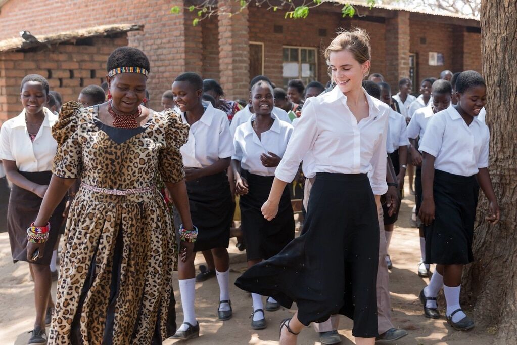 Откровенные разговоры и танцы: Эмма Уотсон встретилась с Терезой Качиндамото в Африке. Фоторепортаж 