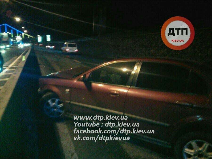 В Киеве пьяный водитель с компанией устроил ДТП: опубликованы фото