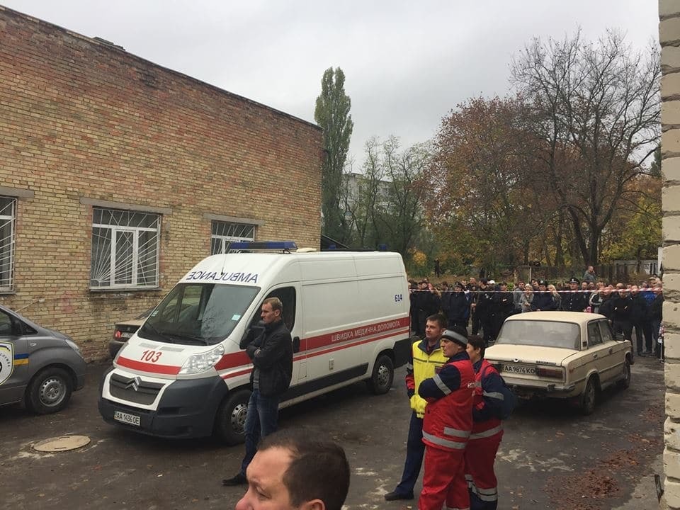 В Василькове рухнули три этажа школы: спасатели разбирают завалы