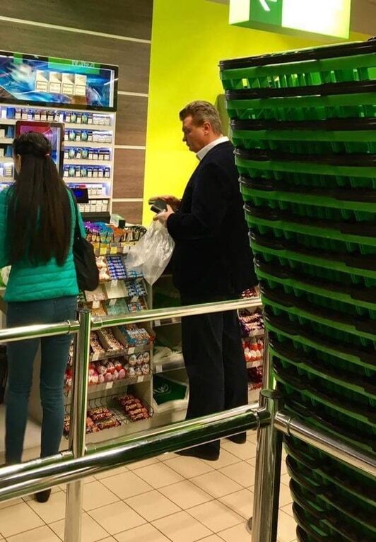 Забежал за батоном: в киевском супермаркете заметили вылитого Януковича. Фотофакт