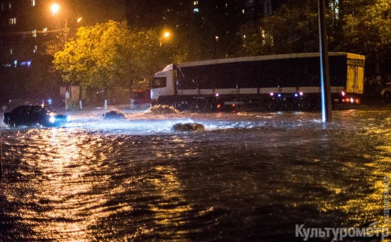 "Вітерець колише арматуру": одесити поділилися враженнями від значного шторму