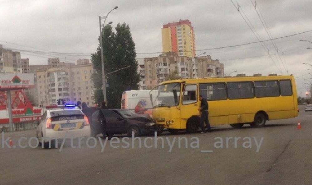 В Киеве произошло ДТП с участием маршрутки: опубликовано фото