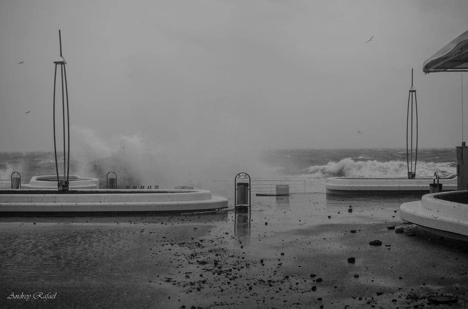 Не злетимо, так поплаваємо: льодові фото шторму на осінньому Ланжероні