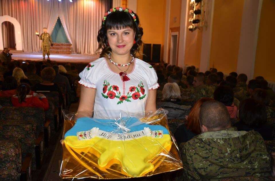 "Хрупкие, нежные, очаровательные": женщины-защитницы устроили праздничное шоу в прифронтовой зоне