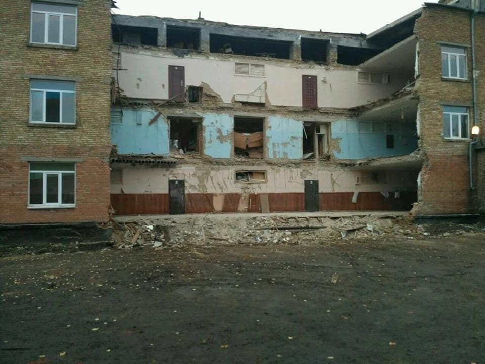 Обвал стены в школе Василькова: спасатели разобрали завалы
