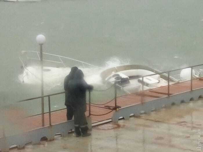 В Одеському порту шторм затопив яхту, інші судна борються зі стихією