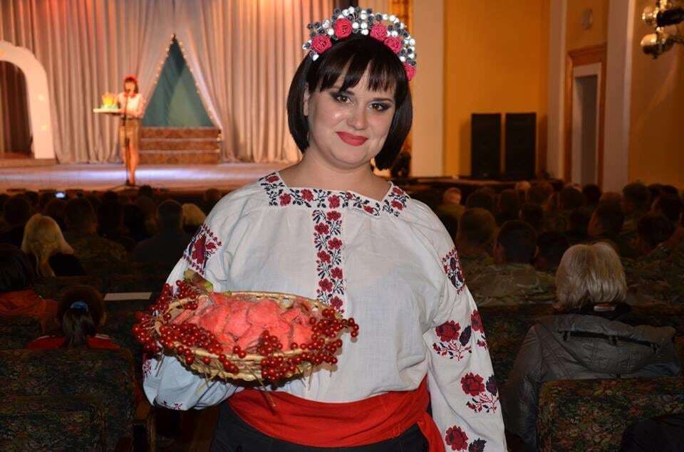 "Хрупкие, нежные, очаровательные": женщины-защитницы устроили праздничное шоу в прифронтовой зоне