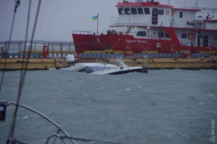 В Одесском порту шторм затопил яхту, другие суда борются со стихией