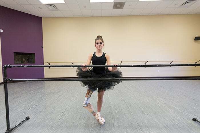 На протезе и пуантах: 15-летняя балерина, потерявшая ногу из-за рака, снова танцует