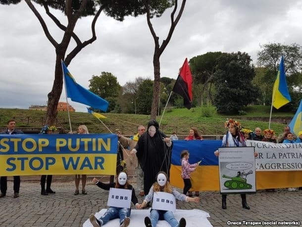 В центре Рима собрался митинг с лозунгом "Остановить войну Путина"