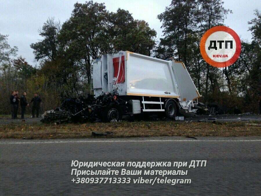 Под Киевом столкнулись три грузовика: опубликованы фото масштабного ДТП