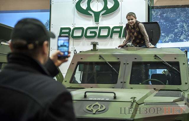 Бронежелет-вышиванка и боевые роботы "хунты": в Киеве показали яркие оружейные новинки