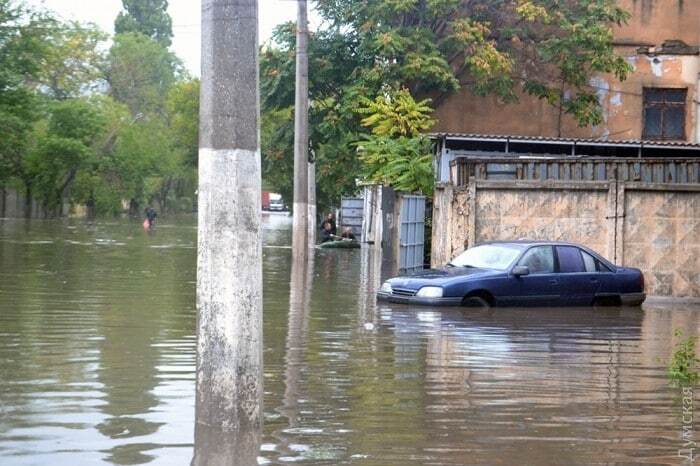 Люди на лодках и плавающие машины: коммунальщики не смогли откачать воду в Одессе