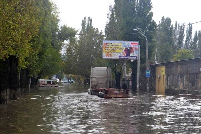 Люди на лодках и плавающие машины: коммунальщики не смогли откачать воду в Одессе