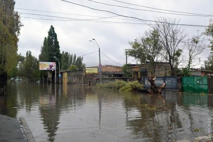 Люди на човнах і машини, що плавають: комунальники не змогли відкачати воду в Одесі