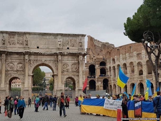 У центрі Рима зібрався мітинг із гаслом "Зупинити війну Путіна"