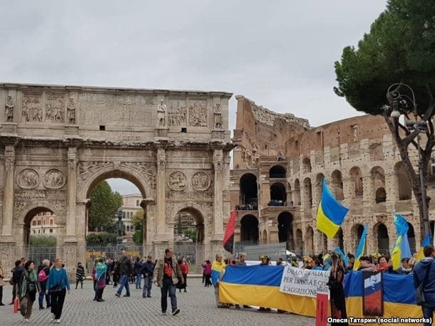 В центре Рима собрался митинг с лозунгом "Остановить войну Путина"