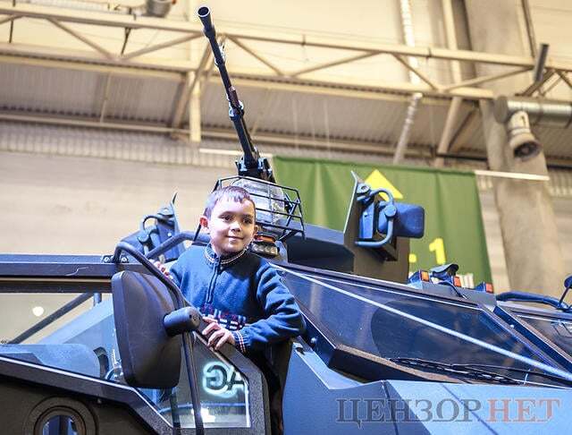 Бронежелет-вышиванка и боевые роботы "хунты": в Киеве показали яркие оружейные новинки