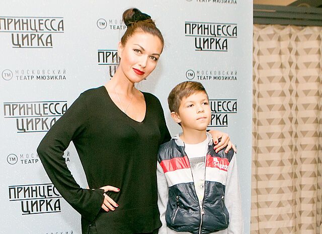 Звезда "Не родись красивой" Юлия Такшина вышла в свет с подросшим сыном