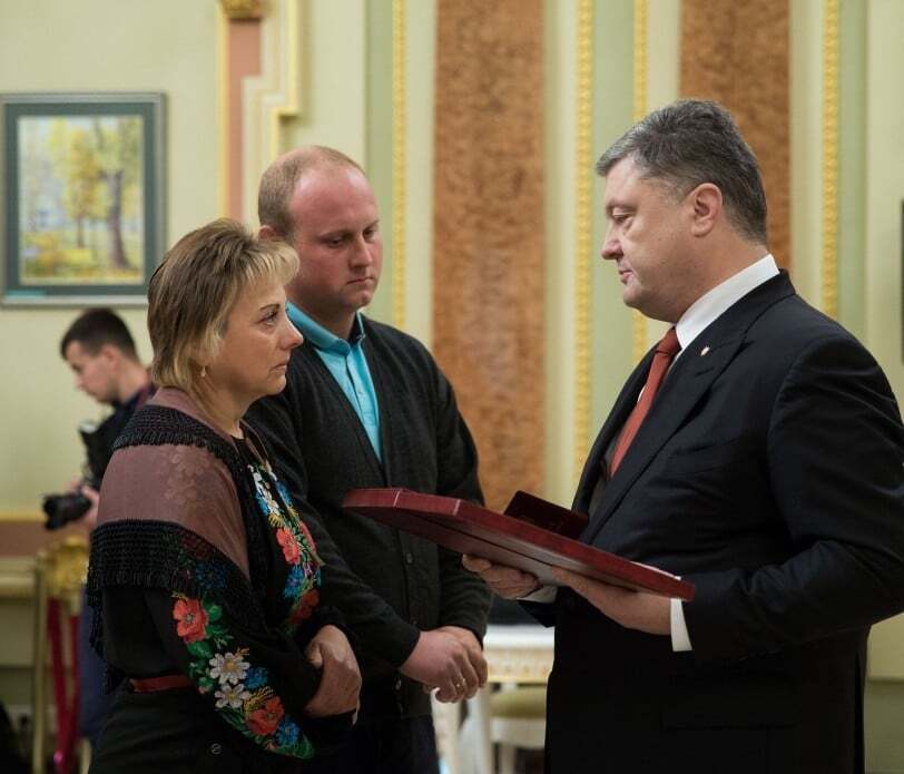 Мужність, героїзм і самопожертва: Порошенко нагородив трьох воїнів званням Героя України