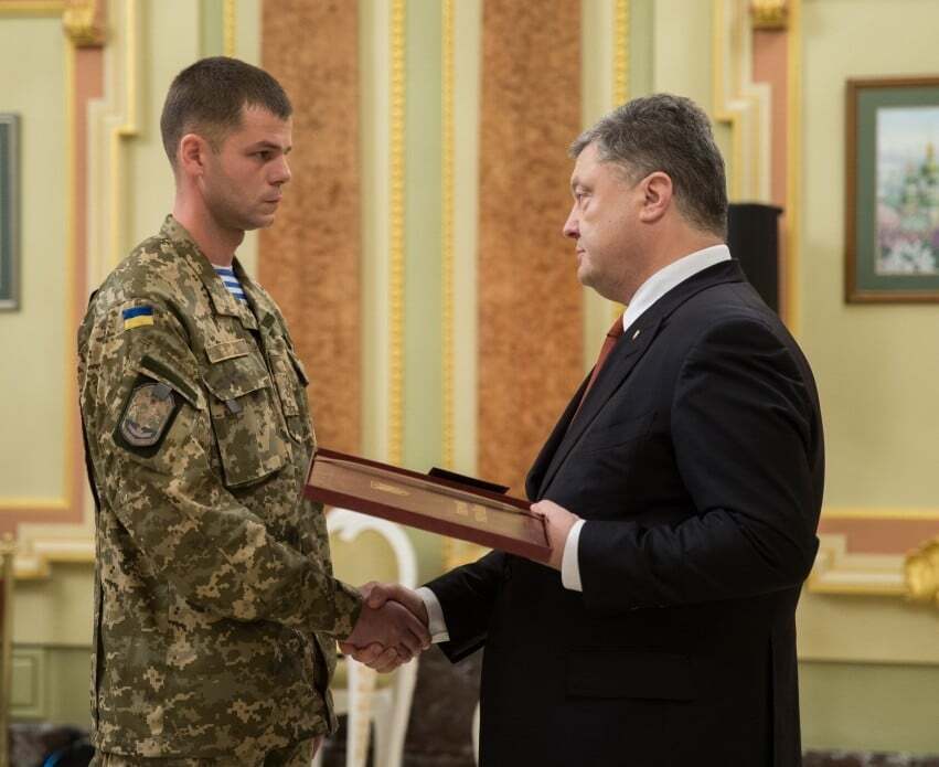 Мужність, героїзм і самопожертва: Порошенко нагородив трьох воїнів званням Героя України