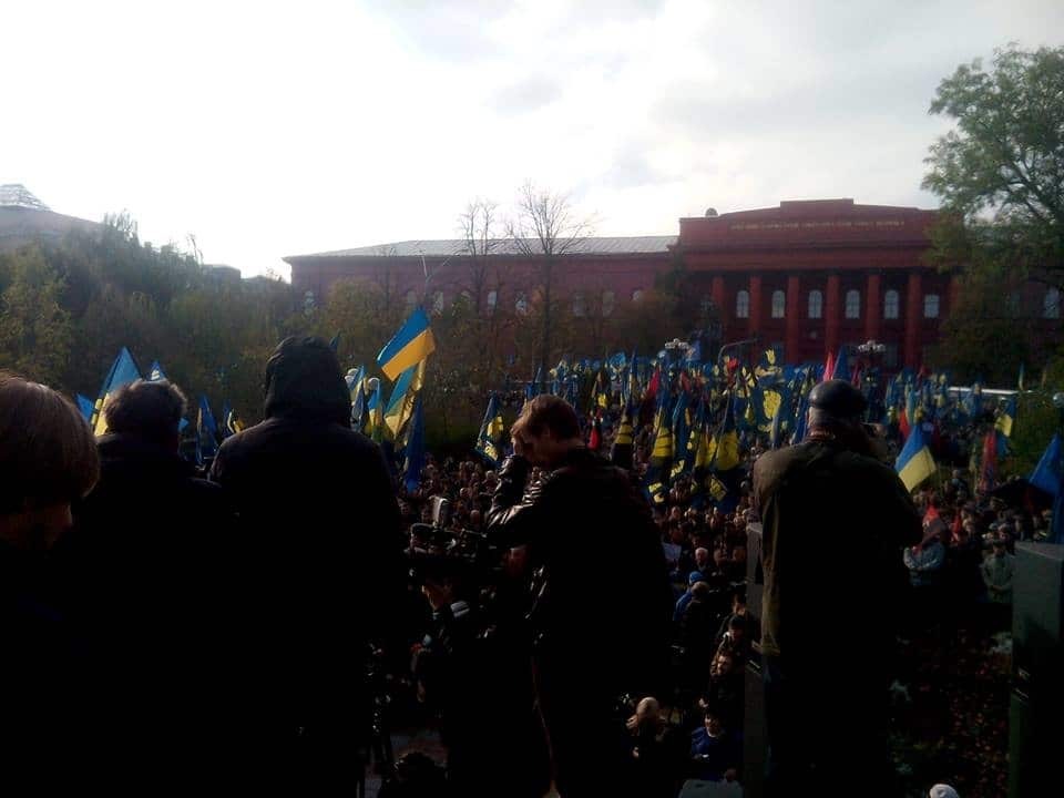 Со стычками, задержаниями и файерами: в Киеве состоялся Марш Славы Героев - опубликованы фото и видео