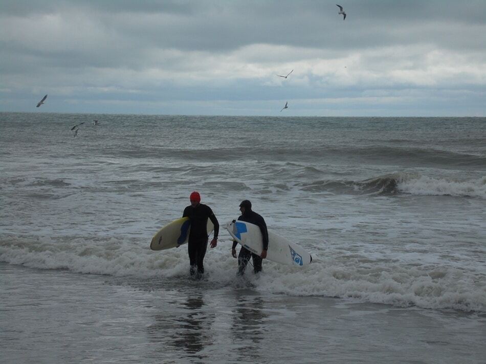 Несмотря на дождь и холод: непогода в Одессе привлекла серферов. Опубликованы фото