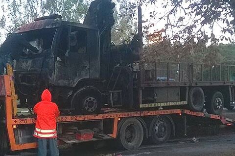 Призывали к экстремизму: в Киеве сожгли эвакуатор, который забирал незаконные автокофейни