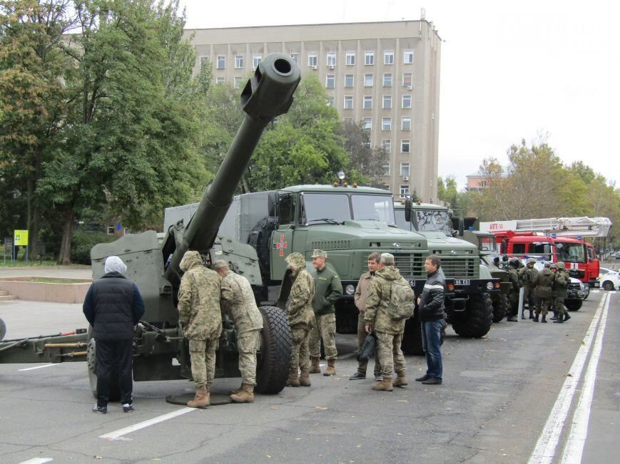 С военной техникой и танцами: в Николаеве отпраздновали День защитника Украины