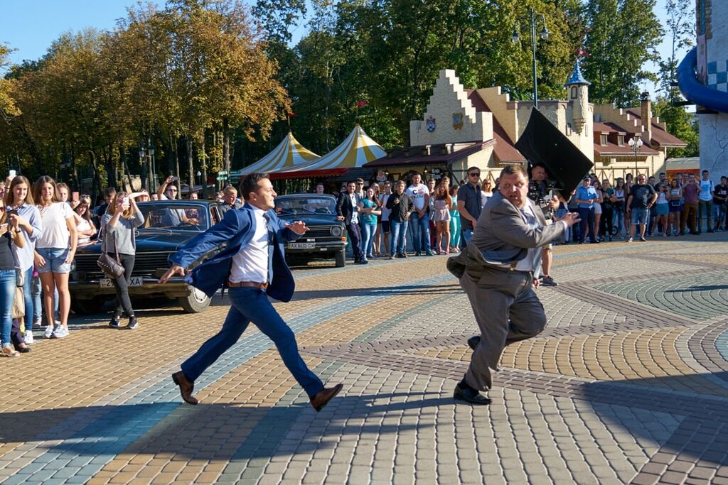 Зеленский в образе бабули и песни "Другої ріки": опубликован первый трейлер "Слуги народа 2"