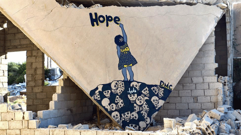 Днем стреляет, ночью рисует: война в Сирии сделала повстанца новым Бэнкси. Мощные фото и видео
